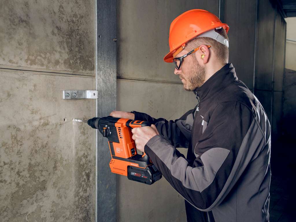 Baustelle, Bohrhammer, Arbeitshelm, Sicherheit, Metallwand