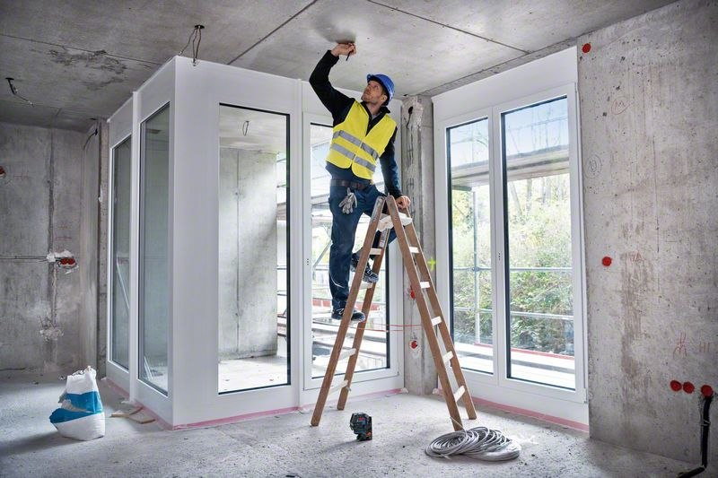 Baustellengerät, Montagefenster, Glasfront, Schutzbrille, Sicherheitsweste