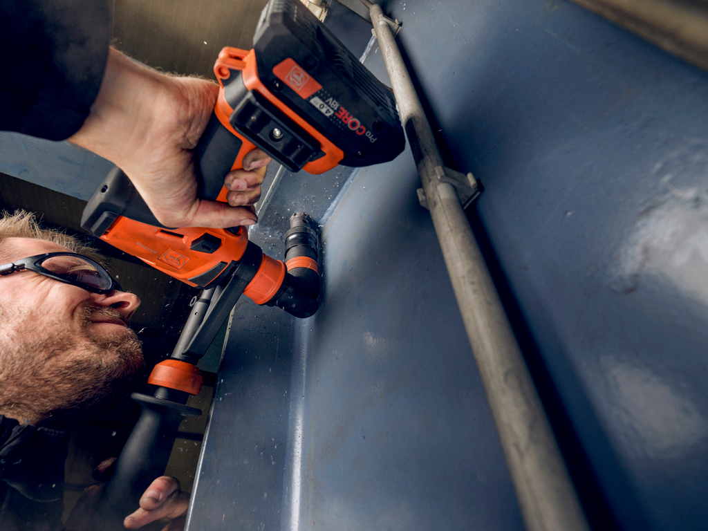 Akku-Bohrschrauber, Bauwerkzeug, Schraubendreher, Drahtfassade, Metalloberfläche