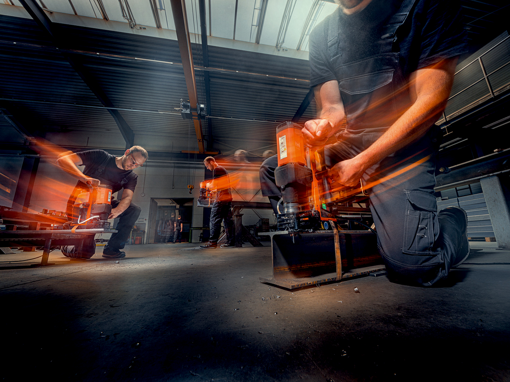 Power Tool, Winkelschleifer, Oranges Werkzeug, Industriewerkstatt, Bewegungsunschärfe