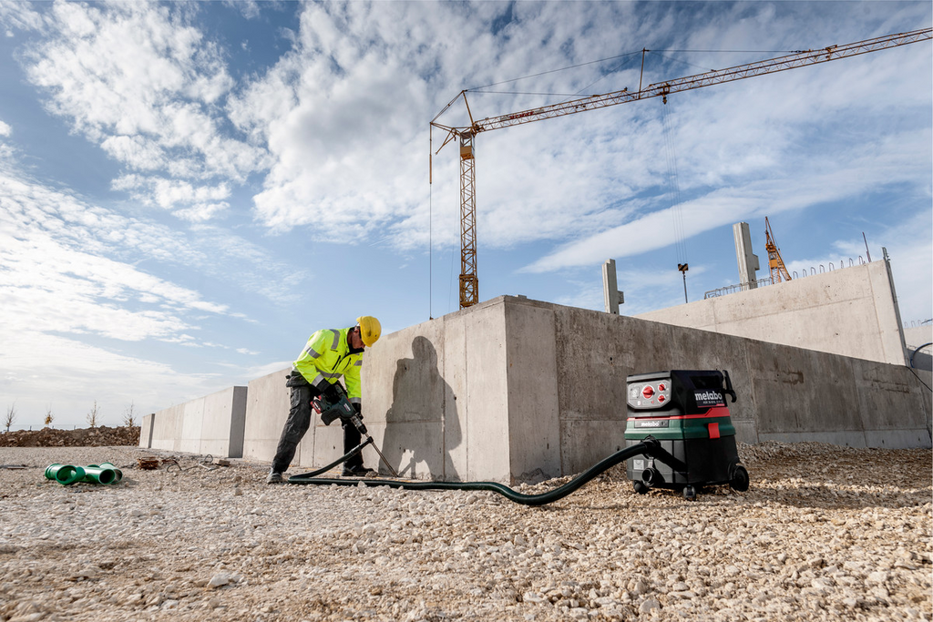 Baustelle, Bauarbeiter, Kran, Betonwand, Stoßwerkzeug, Schutzausrüstung