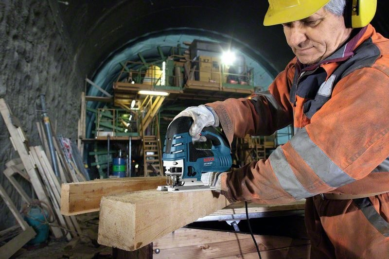 Handwerker, elektrischer Fräser, Holzbearbeitung, Holzstamm, Werkstatt