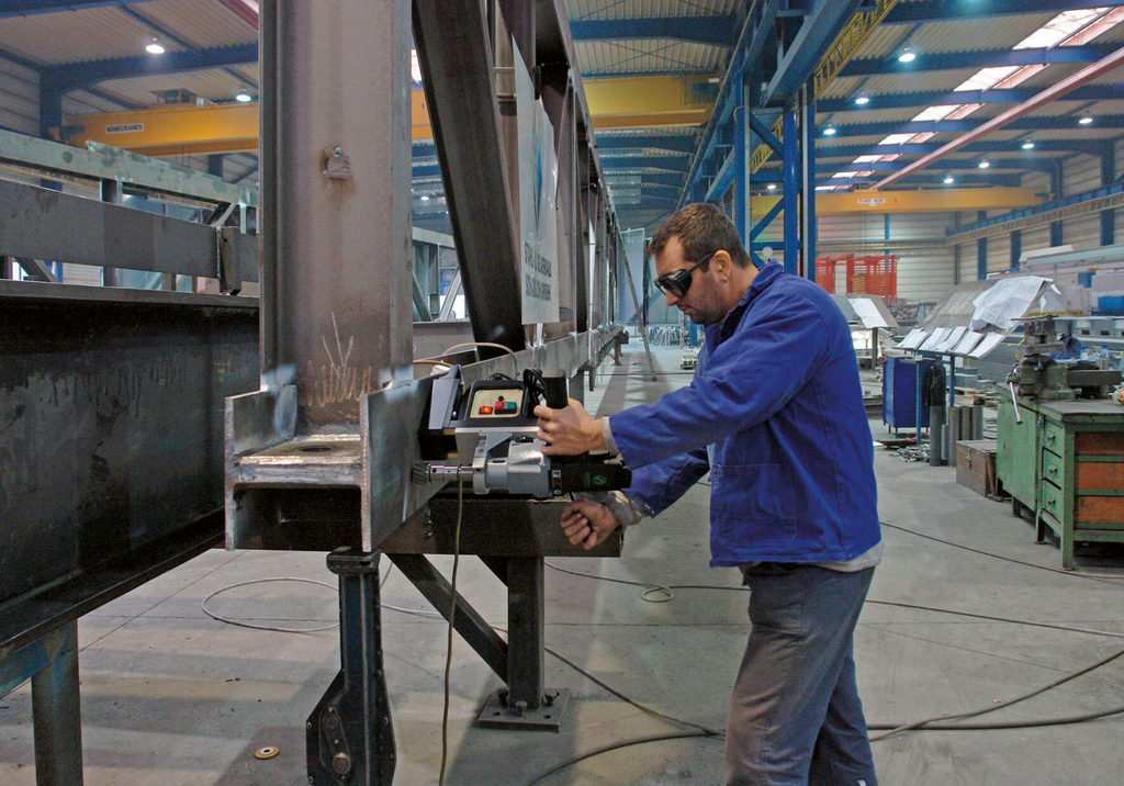 industrieller Arbeiter, Herstellung, Metallbearbeitung, Sicherheitsbrille, Bedienfeld