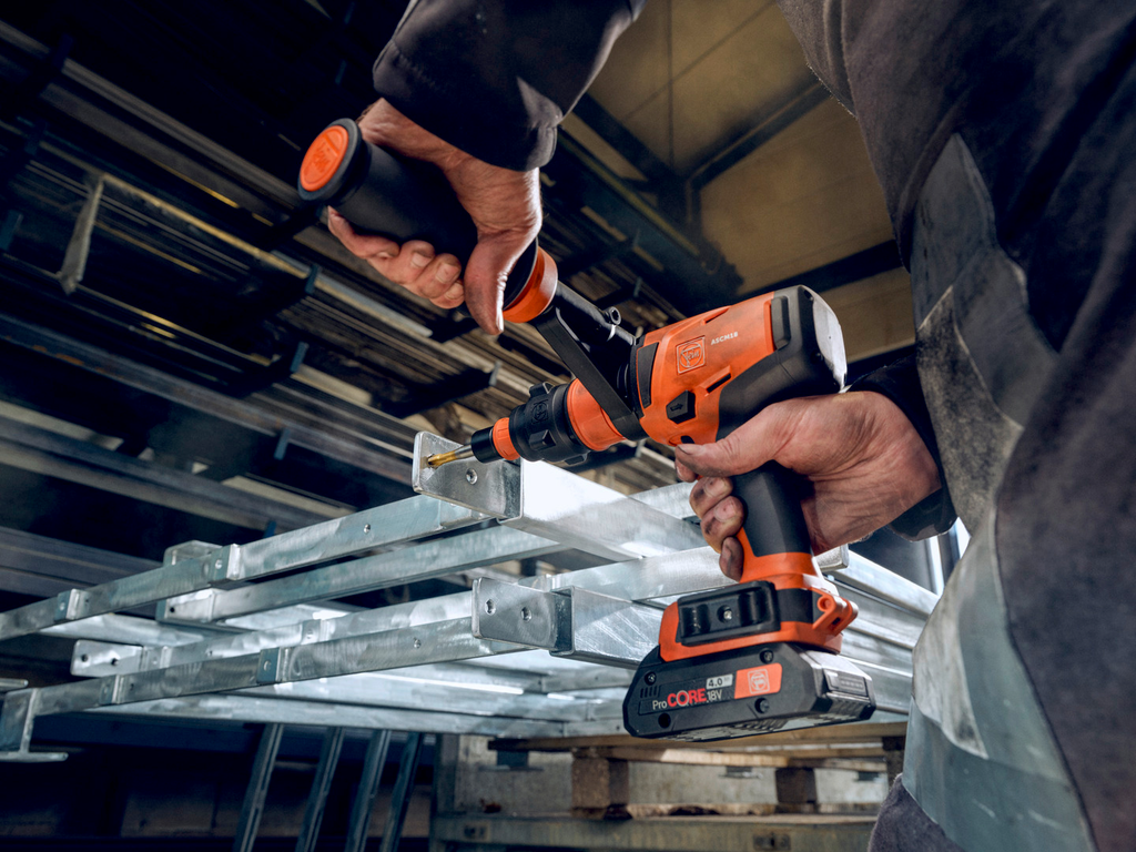 Akku-Bohrschrauber, Bauwerkzeug, Metallkonstruktion, Befestigung, Spannwerkzeug