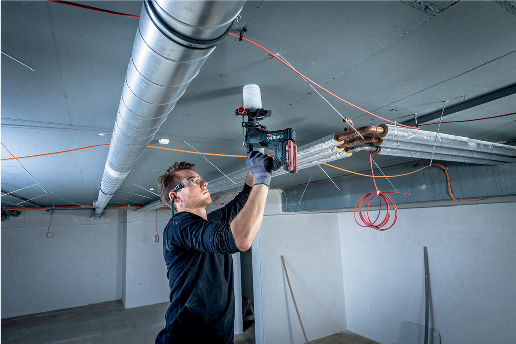 handwerker, bohrer, baustelle, installationsarbeiten, edelstahlrohre