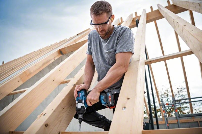 Akku-Bohrmaschine, Kreuzschlitz-Bohrer, Holzbau, Baustelle, Schutzbrille