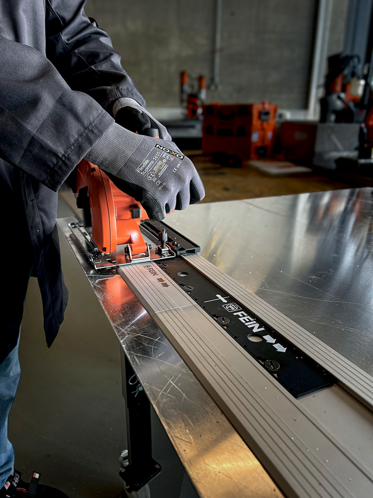 Stichsäge, Werkbank, Metalltisch, Arbeitshandschuh, ElektrischeSäge