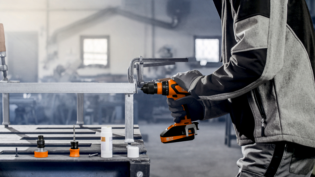 Akku-Bohrschrauber, Orangene Bohrschrauber, Werkzeug, Schraubenzieher, Metallkonstruktion