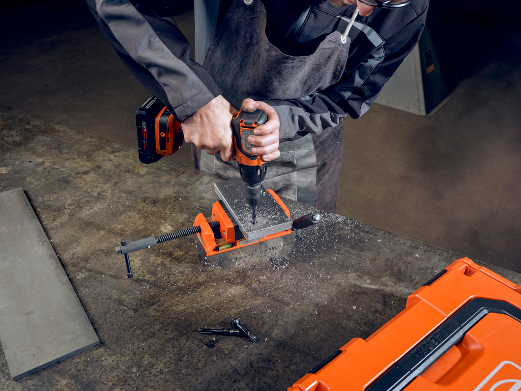 akku-bohrmaschine, werkzeug, metallarbeiten, orange farbe, bohrer