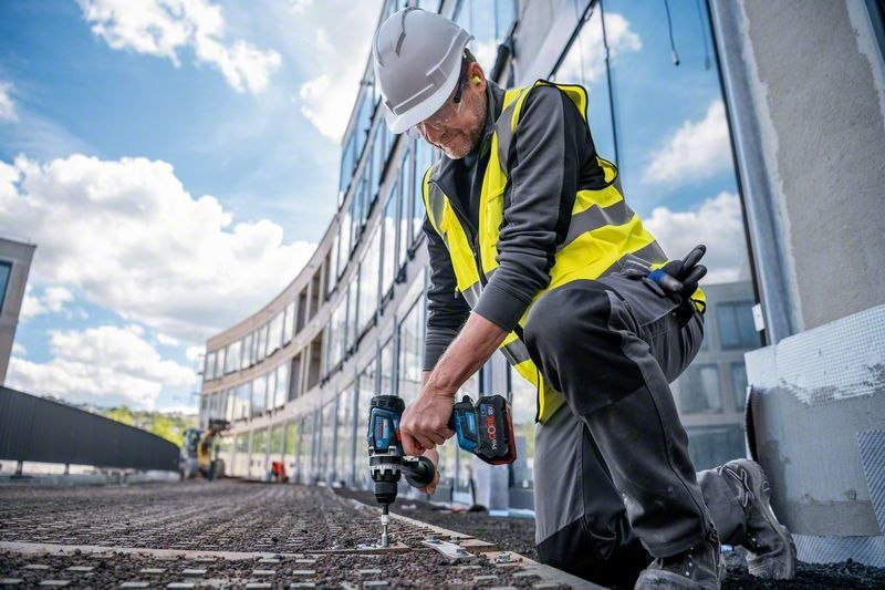 Baustelle, Arbeiter, Sicherheitsweste, Helm, Bohren/Schrauben