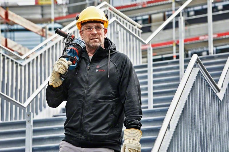 Arbeitsjacke, Baustellenoutfit, Sicherheitshelm, Handschuhe, Bohrmaschine