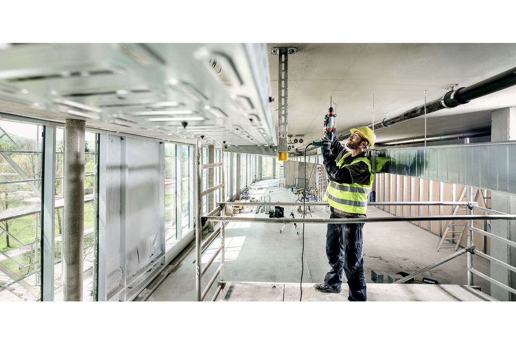 Gerüstbau, Kranarbeiten, Sicherheitshelm, Hochsicht, Baustelle