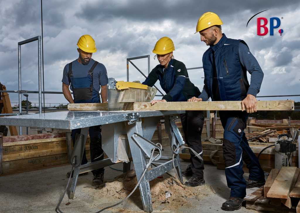 Baustellenarbeit, Sägenarbeit, Holzverarbeitung, Schutzhelm, Arbeitskleidung