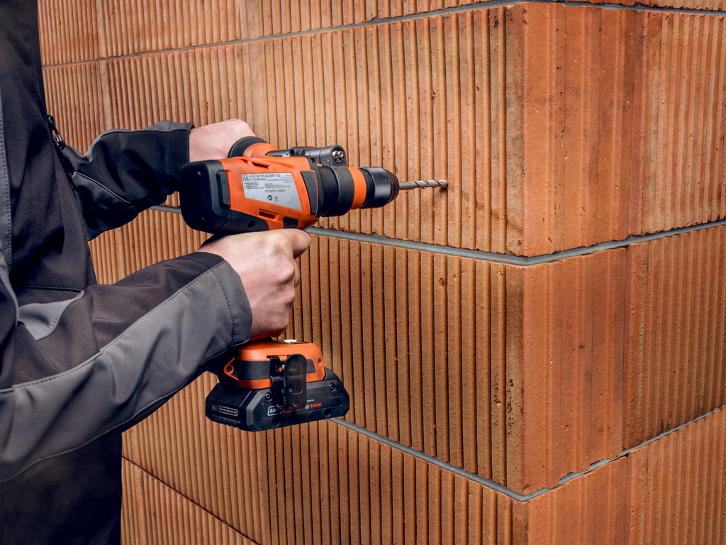 Schraubendreher, Bohrmaschine, Akkuschrauber, Ziegelwand, Werkzeug