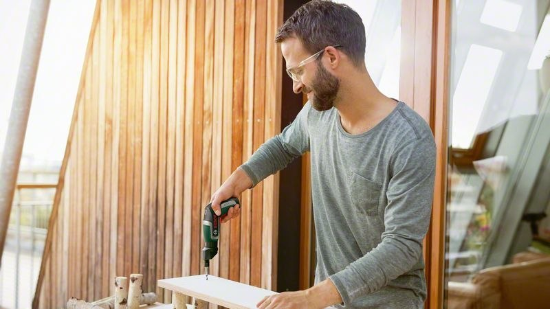 handheld drill, Bohrmaschine, Holzbearbeitung, Holzbrett, Schutzbrille