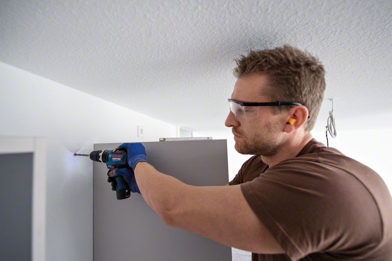 Küchenschrank, Bohrmaschine, Handwerker, Sicherheitsschuhe, Arbeitskleidung