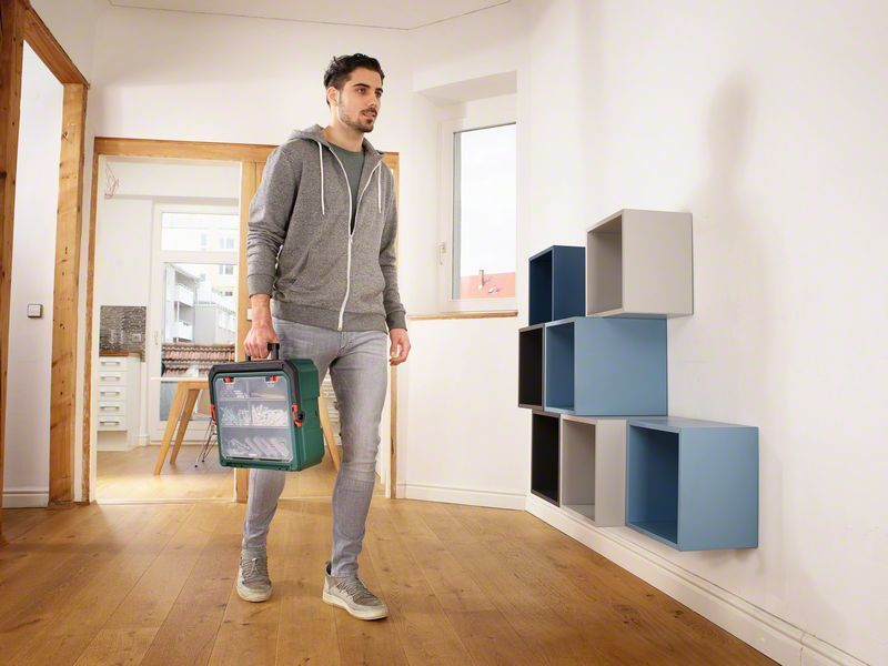 Hoodie, Jeans, Sneakers, Werkzeugkoffer, Innenraum