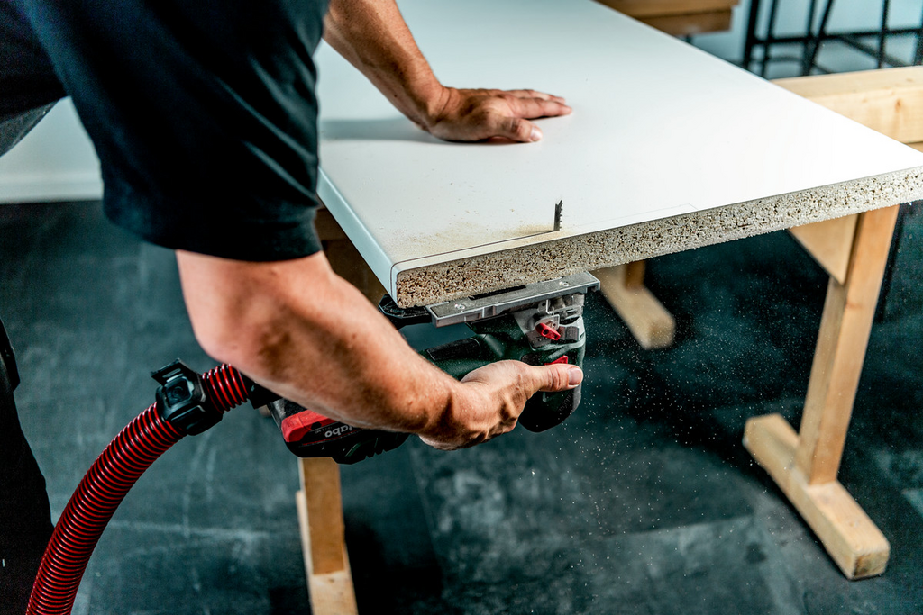 Stichsäge, Werkzeug, Arbeitsbank, Spanplatte, Staubabsaugung