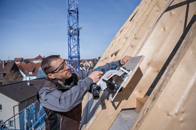 Dachdecker, Stichsäge, Holzschindeln, Arbeitshelm, Baustelle