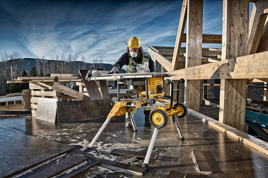 Baukreissäge, Sägeblätter, Holzbau, Gelber Maschinenwagen, Gerätestand