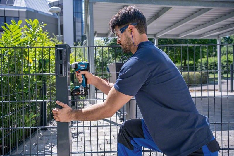 Gartenzaun, Metallpfosten, Schraubwerk, Bohrmaschine, Arbeitsoutfit