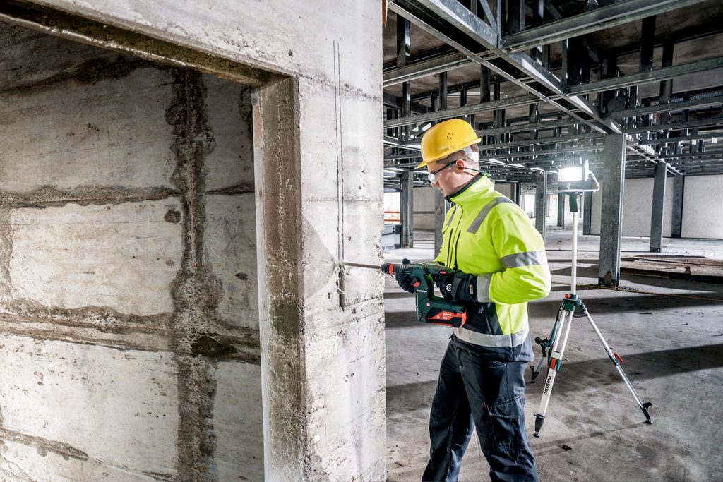 Bauarbeiter, Schutzhelm, Sicherheitsweste, Bohrmaschine, Unterkonstruktion