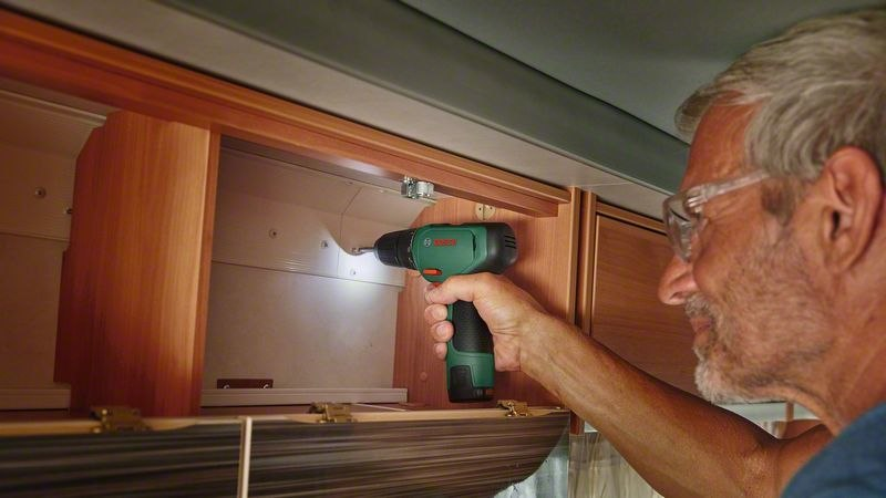 Akkuschrauber, Schrauben, Holzschrank, Werkzeug, Montage